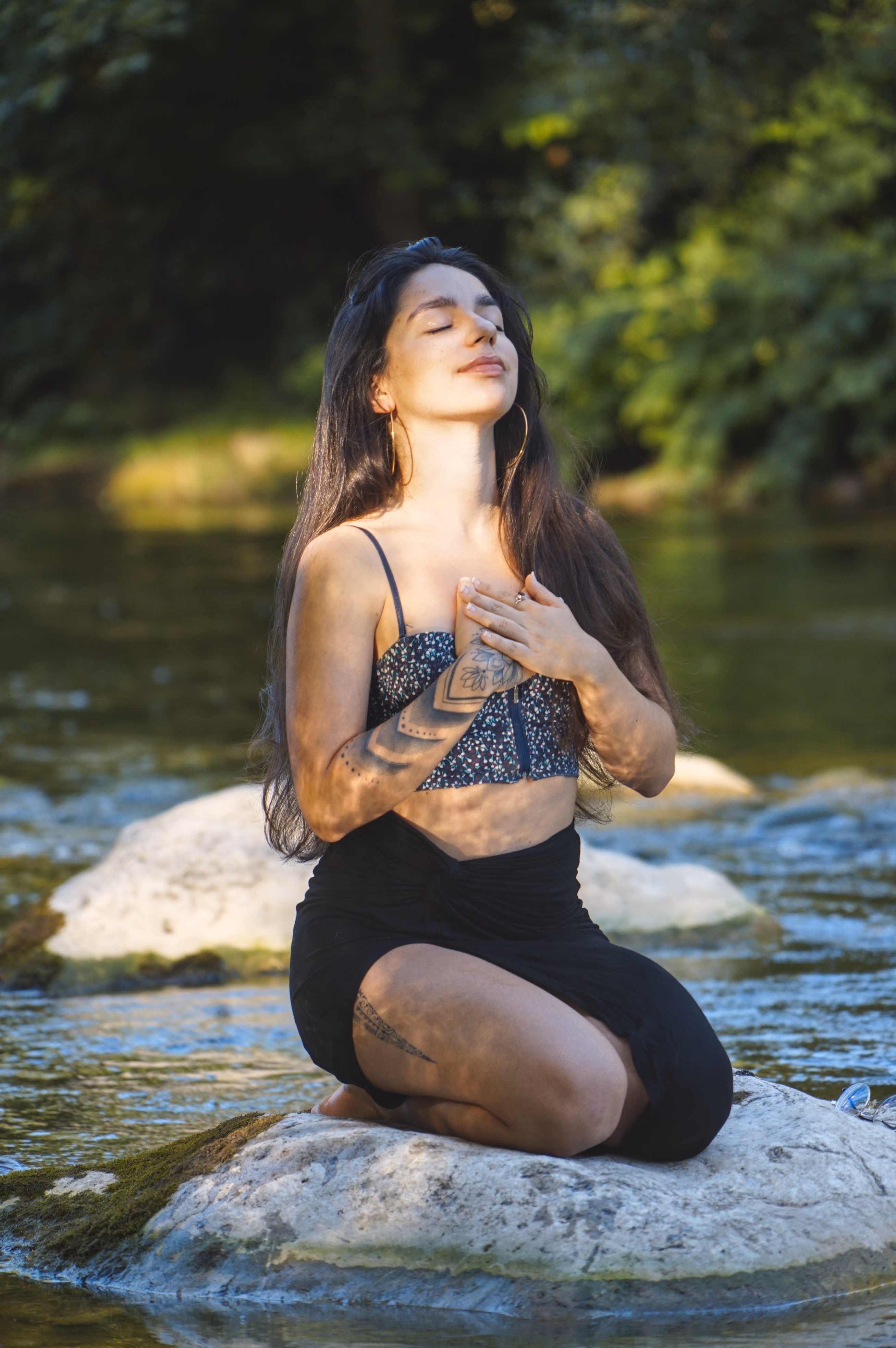 Mujer en naturaleza con luz suave