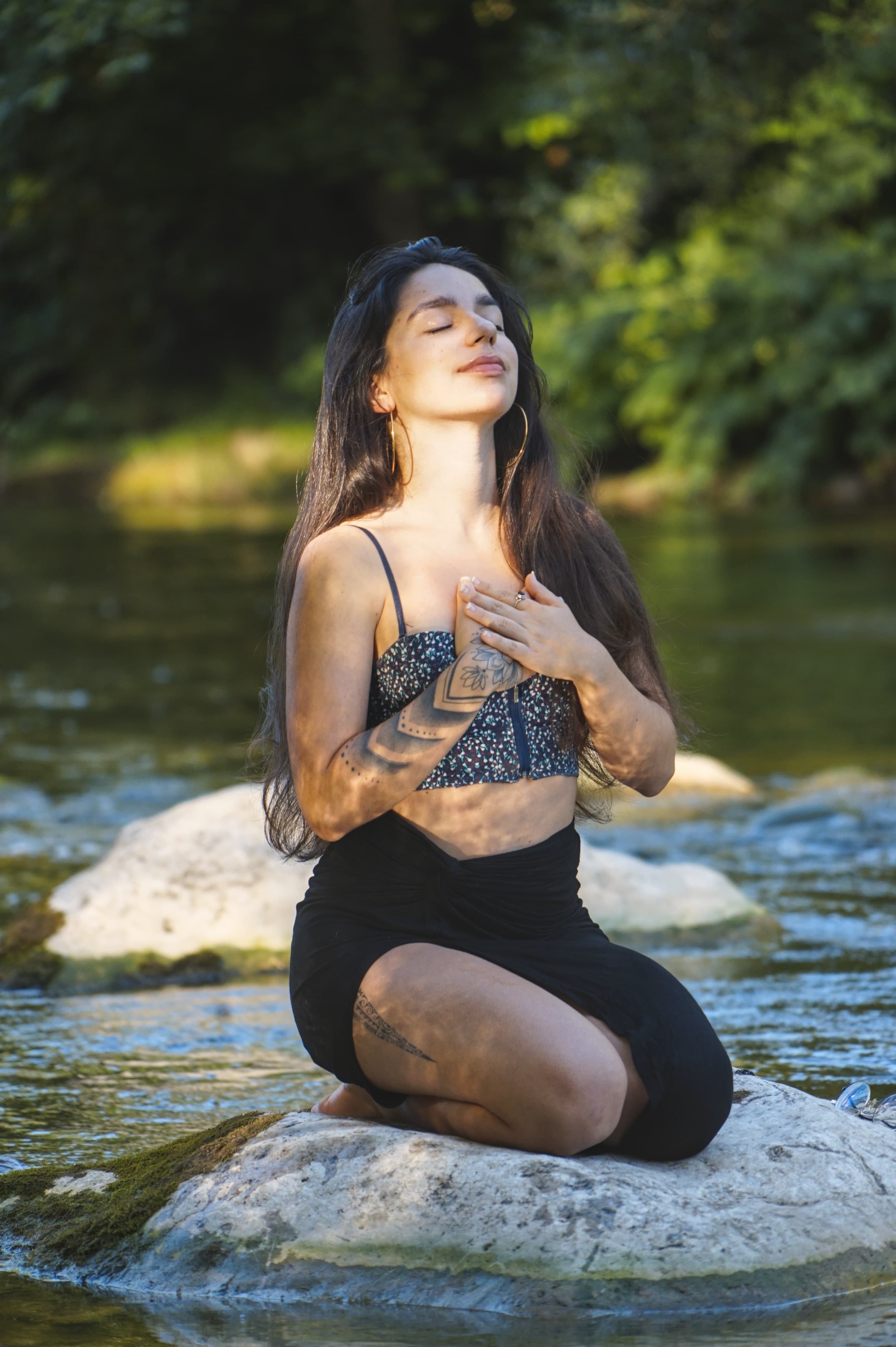 Mujer en naturaleza con luz suave