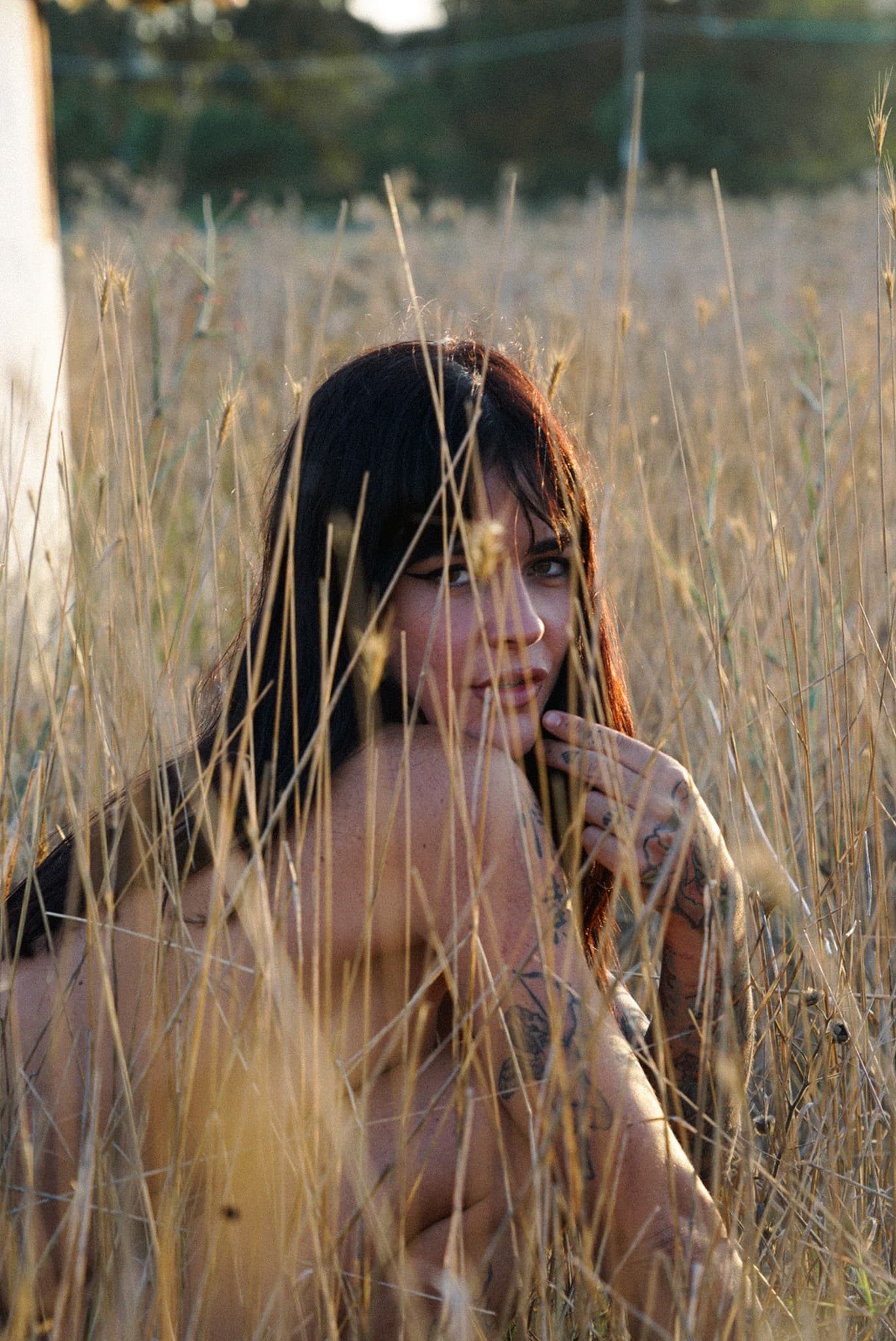 Retrato de Paloma en paisaje costero
